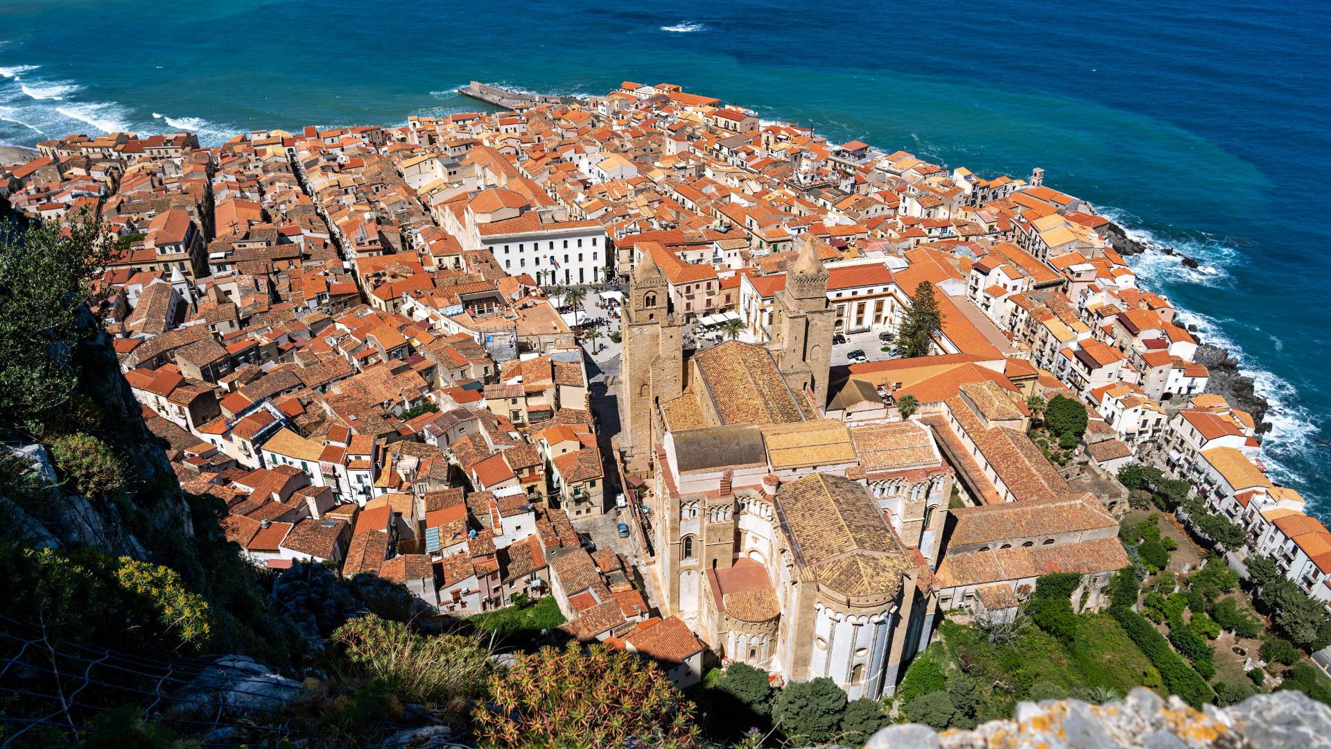 Die Altstadt liegt zu Füßen des Rocca di Cefalù